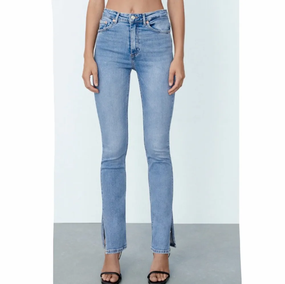 Ett par tajta långa högmidjade blåa jeans från zara med slits, mycketbra skick säljer dom för dom är för små för mej hade behövt en storlek större (små i storleken), köpte för 350kr dom är nästan oanvända.💗. Jeans & Byxor.