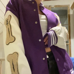 College-jacka - Helt oanvänd college-jacka med snygga detaljer. Bekväm att ha på sig och inget fel mer än att den ej gick och lämna tillbaka. Köpt för 775kr🥰🥰 skriv för fler frågor