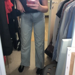 Zara jeans  - Säljer mina fin affina zara jeans som har tyvärr tyvärr blir för små💔 de är jätte fina och snygga!! Fråga gärna om fler bilder eller om ni är intresserade 💘💘