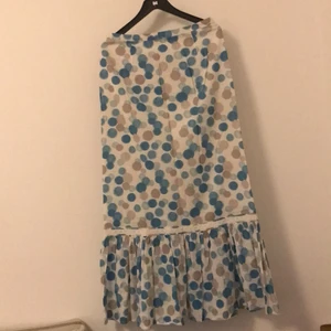 Fin tunn Kjol - Mönstrad tunn kjol. blå, bruna och vita runda mönster.. passar till olika kalas, fest och mest till sommar/midsommar fest 🤩🌹  