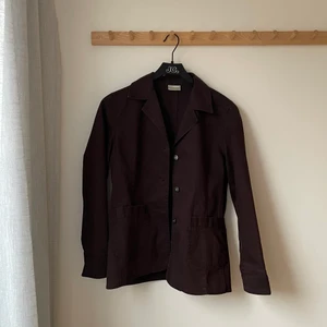 Stilren 70-talsjacka   - Snygg, brun höstjacka i polyester. Enkel att matcha och perfekt som lager under en snygg dun- eller skinnväst💝 För fler bilder och svar, skriv i chatten 💌