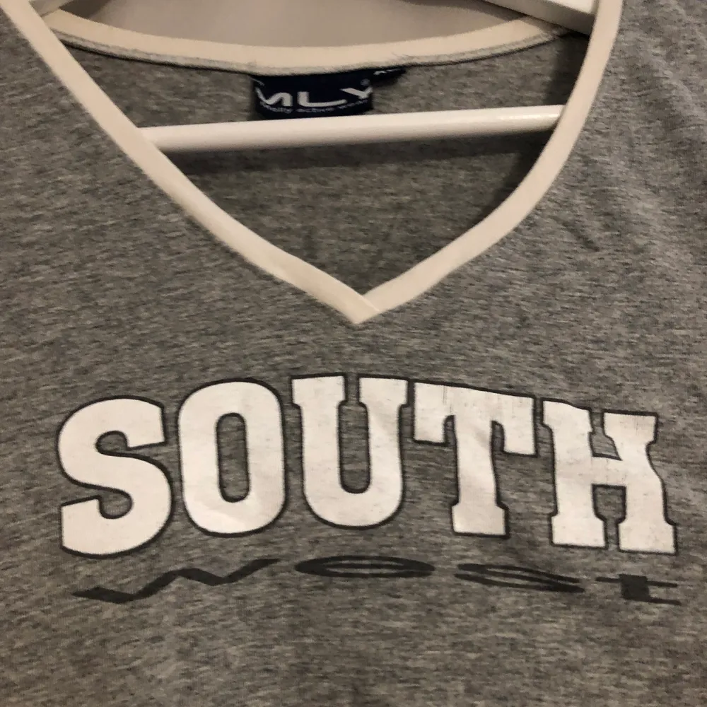 Säljer denna coola t-shirt med v-neck och ”south west” tryck i storlek XL men jag skulle säga att den passar mer en M🥰 köparen står för frakten💗. T-shirts.