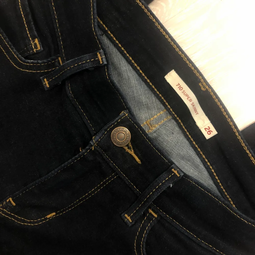 Ett par så snygga mörkblåa Levis super skinny jeans!! Aldrig använda☺️ pris kan alltid diskuteras . Jeans & Byxor.