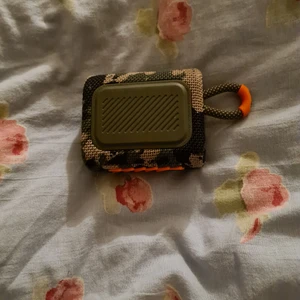 Högtalare  - Jbl fungerar utmärkt,  bra ljud, batteritid,  vatten tålig 