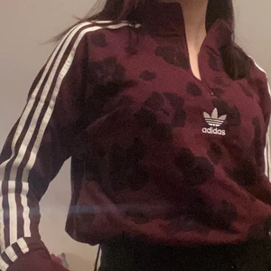 Adidas vinröd croped hoodie :) -  - Nypris ca 600kr. Har aldrig använt den. Väldigt fin tröja, kort och går att justera vid midjan :)