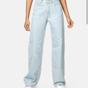 Jeans  - Säljer dessa jeans från jankyard då dom är förstora! Jag är 174/5 och bär storlek 24 alltså XS. Jag har sprätt upp dom nertill då dom var lite förkorta men de går lätt att klippa av om de skulle viljas. Vill få bort dom så snabbt som möjligt så pris kan diskuteras! 