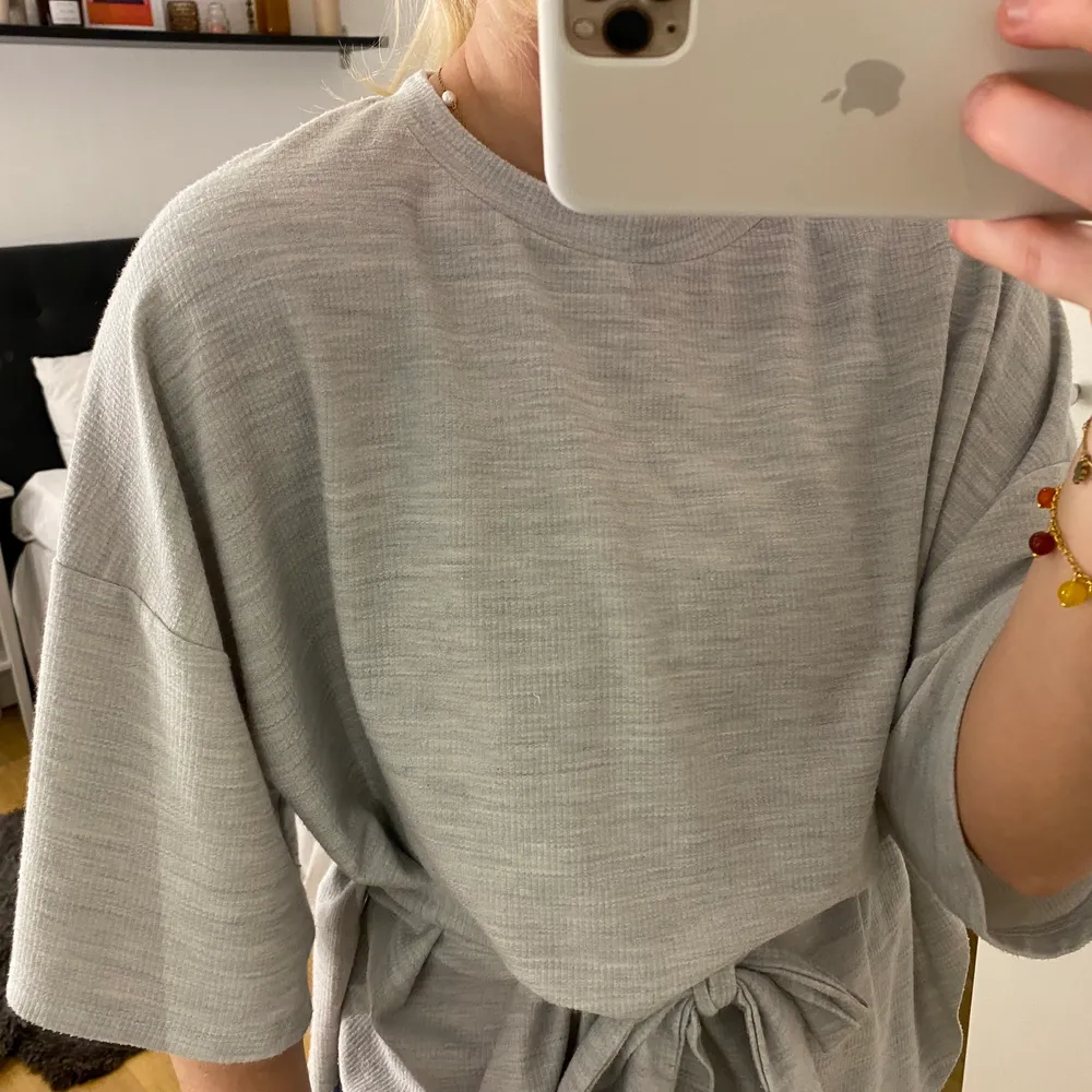 Säljer min gråa Zara tröja med knytning i midjan, storlek S. Fint skick, använd 1-2 gånger.. Toppar.