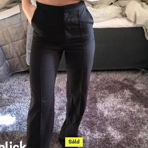 Snygga kostymbyxor  - Lånade bilder av tjejen jag köpte dessa byxor av här på plick! Tyvärr har de blivit för små!! Superfina verkligen! Strl 32, 200kr + frakt