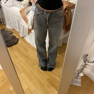 Zara jeans - Jeans från Zara, storlek 42. Säljer pga för stora och långa. Fint skick, knappt använda!