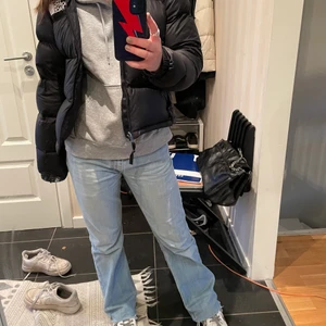 North face jacka - Säljer min svarta North Face jacka då den inte längre kommer till användning. Perfekt nu till vintern då den är väldigt varm. Endast använd förra vintern så därför i bra skick, storleken är s💞 