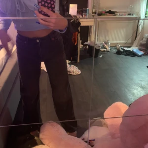 90s byxor  - Mörkgråa/svarta ish högmidjade jeans med en lite baggie fit, köpte för ca ett halv årsen. Säljer för att dom inte riktigt är min stil längre men jätte fina och inga effekter🥰🥰