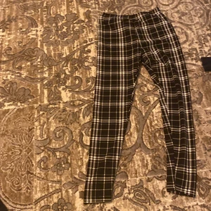 shein  - randig med färgen svart och vit. Passar bra till kanske någon som är 8 år gammal.