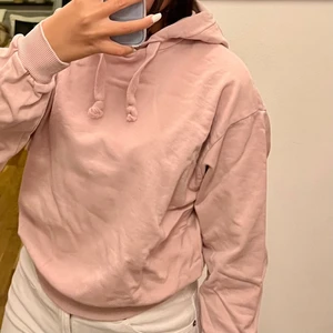 Rosa hoodie - Rosa hoodie i storlek S i nyskick. Tyvärr aldrig använd då jag slutade tycka om den efter köpet men inte orkade lämna tillbaka💕💕 Bilder tagna av min lillasyster🧸💛
