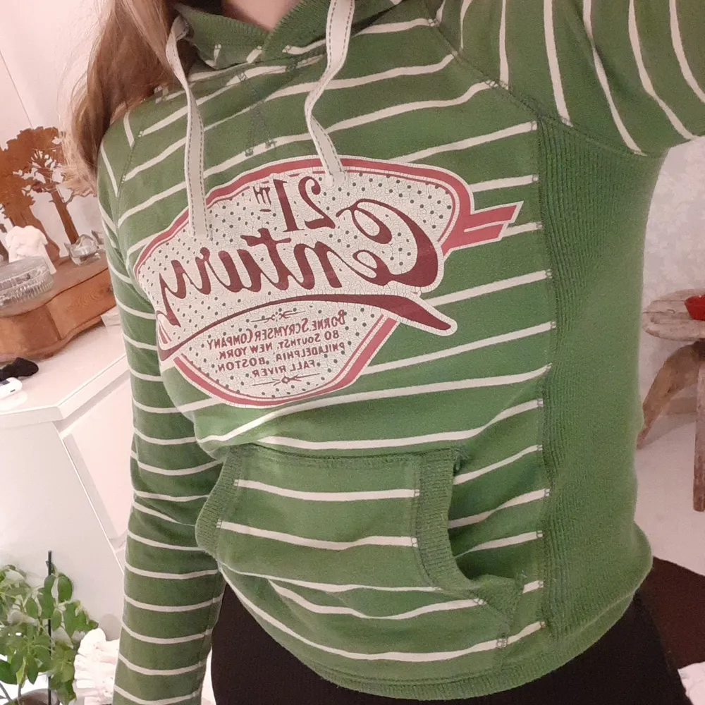Grön vintage hoodie i strl s. 21-centuary. Mjukt tyg, fin och fräsch. Säljer för 40 kr och köparen betalar frakt. . Hoodies.