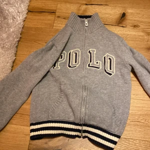 kofta  - här är en polo kofta till barn runt 8 år den är både till killar och tjejer!