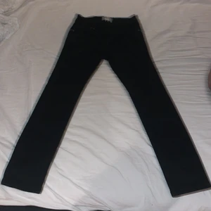 Svarta jeans  - Svarta skinny jeans som blivit för små! Aldrig andvändra 