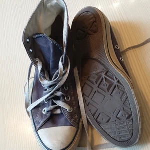 Convers - Begagnad covers i strl 40. Mycket kvar att ge. Har för mig att jag köpte dom i USA. 