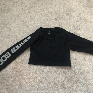 BETTER BODIES TRÖJA - BB-tröja i storlek S säljes för 200:-. Originalpris minns ej. Tröjan är använd utanför gym men ej i. Pris kan diskuteras 