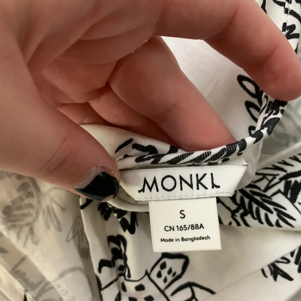 Croptop från monki med låg rygg. Storlek S. Använd 1 gång.. Toppar.