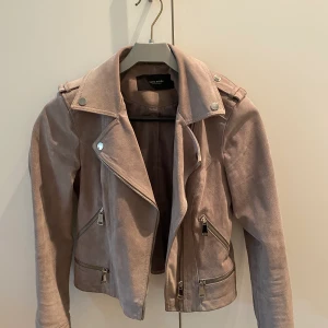  Grå mocka jacka - Grå mocka jacka i storlek S, men mer som en XS. 150kr+ Köparen står för frakt 