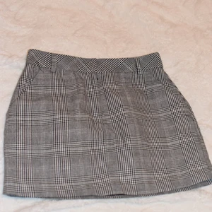 Grå kjol - Knappt använd. Lite liten i storlek.