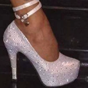 Glittriga pumps - Snyggaste glitterpumpsen i strl 36. Använda en gång på bröllop. Helt i nyskick och har inte tappat några stenar. Perfekt till nyår.