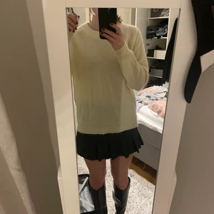 Gul stickad💛💛💛💛💛 - Säljer min gula stickade tröja från selected femme💛 endast använd en gång så i toppenskick!! Storlek L men sitter snyggt oversized på mindre storlekar. Köpt på Nelly.Com för 499kr