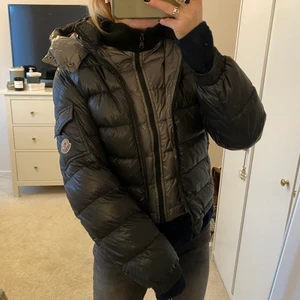Moncler jacka - Jacka från moncler i storlek 12 (passar som xs/s typ)! Är mörkgrå/khaki i färgen, nästan svart och har en insydd väst!