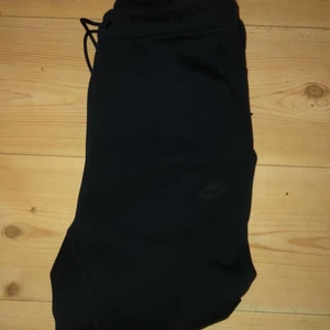Nike tech fleece byxor svarta - Tech fleece byxor svarta strl S men sitter som M nypris 1000 kr tror jag de är 