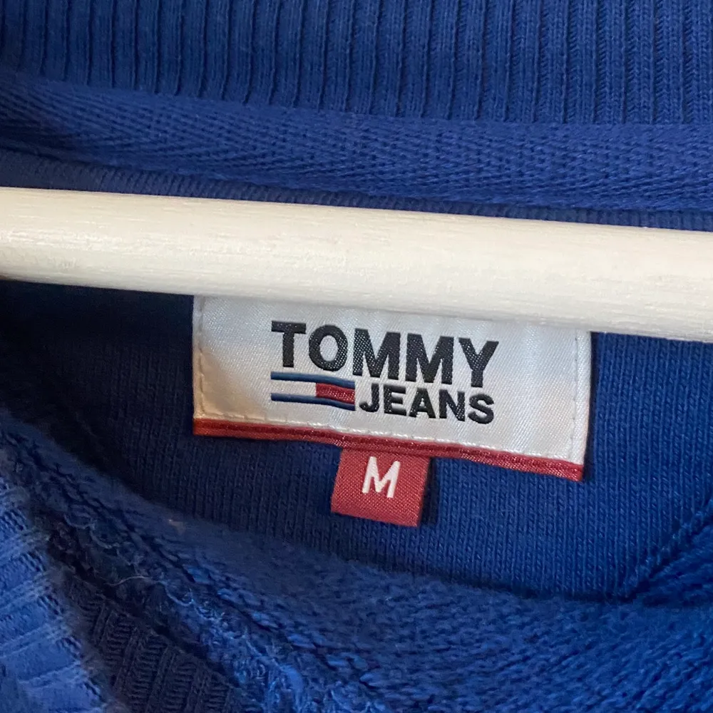 Tommy Jeans Swetshirt, fint skick använd Max 5 gånger. Bud. Hoodies.