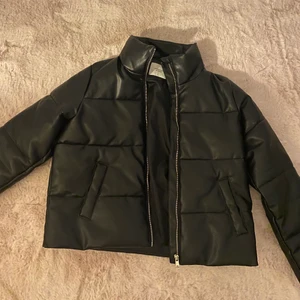 Pufferjacka - Säljer denna sjukt snygga pufferjacka i skinnimitation som jag köpt detta året men ångrade mig i sista sekund o hann ej skicka tillbaks köpt för 570. Bjuder på frakt vid snabbaffär. Den är i storlek L men passar perfekt oversized på mig med S/M