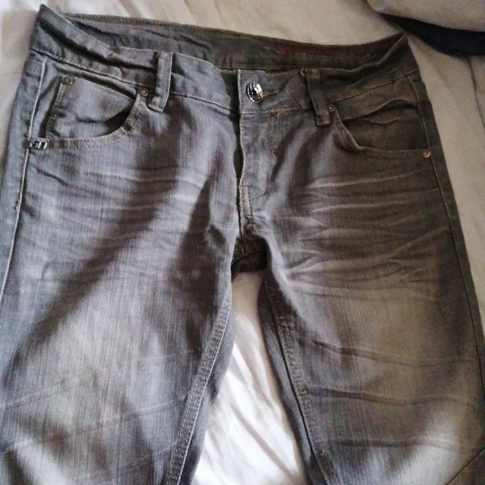 Retro modell av miss sixty jeans. Size 27.Mycket fint skick på dessa grå denim med slitningar. Budgivning med startbud på 300:- . Jeans & Byxor.