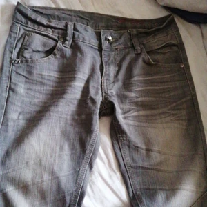 Miss sixty oldie - Retro modell av miss sixty jeans. Size 27.Mycket fint skick på dessa grå denim med slitningar. Budgivning med startbud på 300:- 