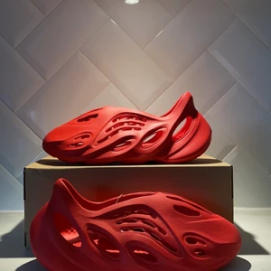 YEEZY FOAM RNNR "VERMILLION" ❤️ - adidas Yeezy Foam RNNR "Vermillion" ❤️  Storlek: 43 (US 9)  Helt ny med box och tags från adidas 🦋  Pris: 1699kr   Hör av dig vid intresse eller för ytterligare frågor! 🤝