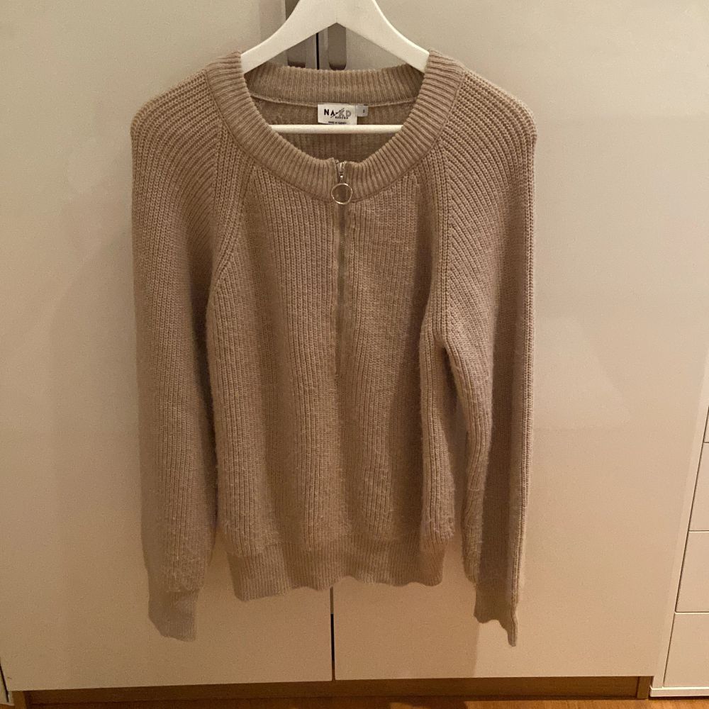 Fin beige stickadtröja men dragkedja från NA-KD. Riktig bekväm och mysig och sticks inte alls. Endast använd några gånger så den är i fint skick! :). Tröjor & Koftor.