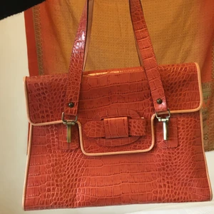 Just Cavalli lædertaske - Stor taske i ægte læder med plads til computer. Fine detaljer i form af en blomst og Just Cavalli skilte kan tages af og på. 