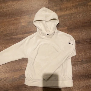 Nike hoodie - Beige Nike hoodie i fleece material. Genomgående ficka på magen. Storlek xs och är i mycket bra skick. Köparen står för frakt!