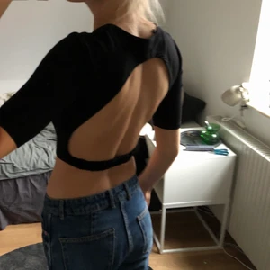 Svart topp med öppen rygg Asos - Snygg festtopp med öppen rygg, från asos!!