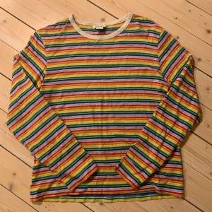 En fin färgglad långärmad randig tröja från Monki