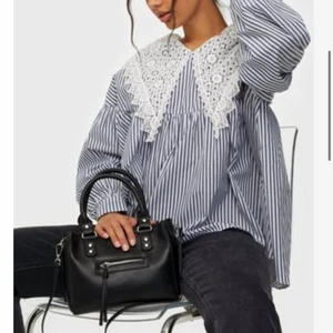 Nelly perfect zip bag - Säljer min fina väska från Nelly. Använd ett par fåtal gånger. Finns inte längre att köpa på hemsidan! Köptes för 399kr och säljs för 250+frakt💕💕