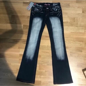 Crazy Age Jeans - Säljer nu mina Crazy Age jeans som är köpta härifrån plick. Det är helt nya och oanvända med prislappen kvar i storlek 36. !obs! inte mina bilder!