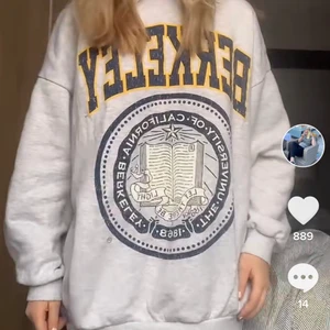 Tröja - Bershka tröja, super mysig har små fickor, kommer tyvärr inte till användning längre:/ overzise ( bilder från min tiktok👍)