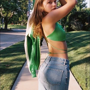 Söt grön topp - Super snygg fest topp från Zara, som går att knyta på valfritt sätt!! Aldrig använd och prislappen kvar! Storlek S men passar xs och M eftersom banden är reglerbara. Säljs då jag glömde skicka tillbaka den!!❤️‍🔥 köparen står för frakt.