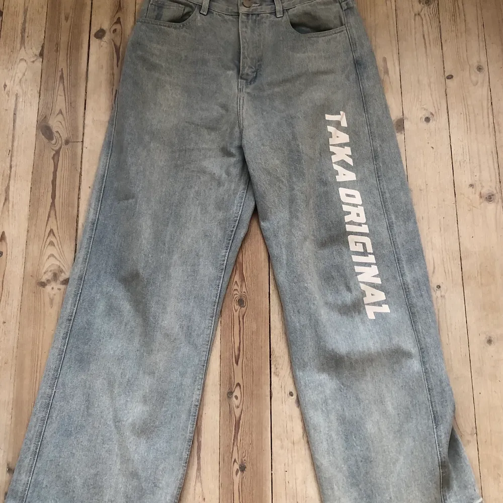 Galet bekväma jeans av Taka original som är wide-legged och är i storleken L.. Jeans & Byxor.
