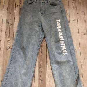 Galet bekväma jeans av Taka original som är wide-legged och är i storleken L.