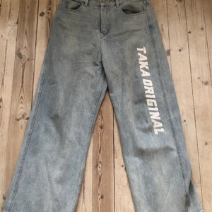 Ljusblå Taka original Jeans strolek L - Galet bekväma jeans av Taka original som är wide-legged och är i storleken L.