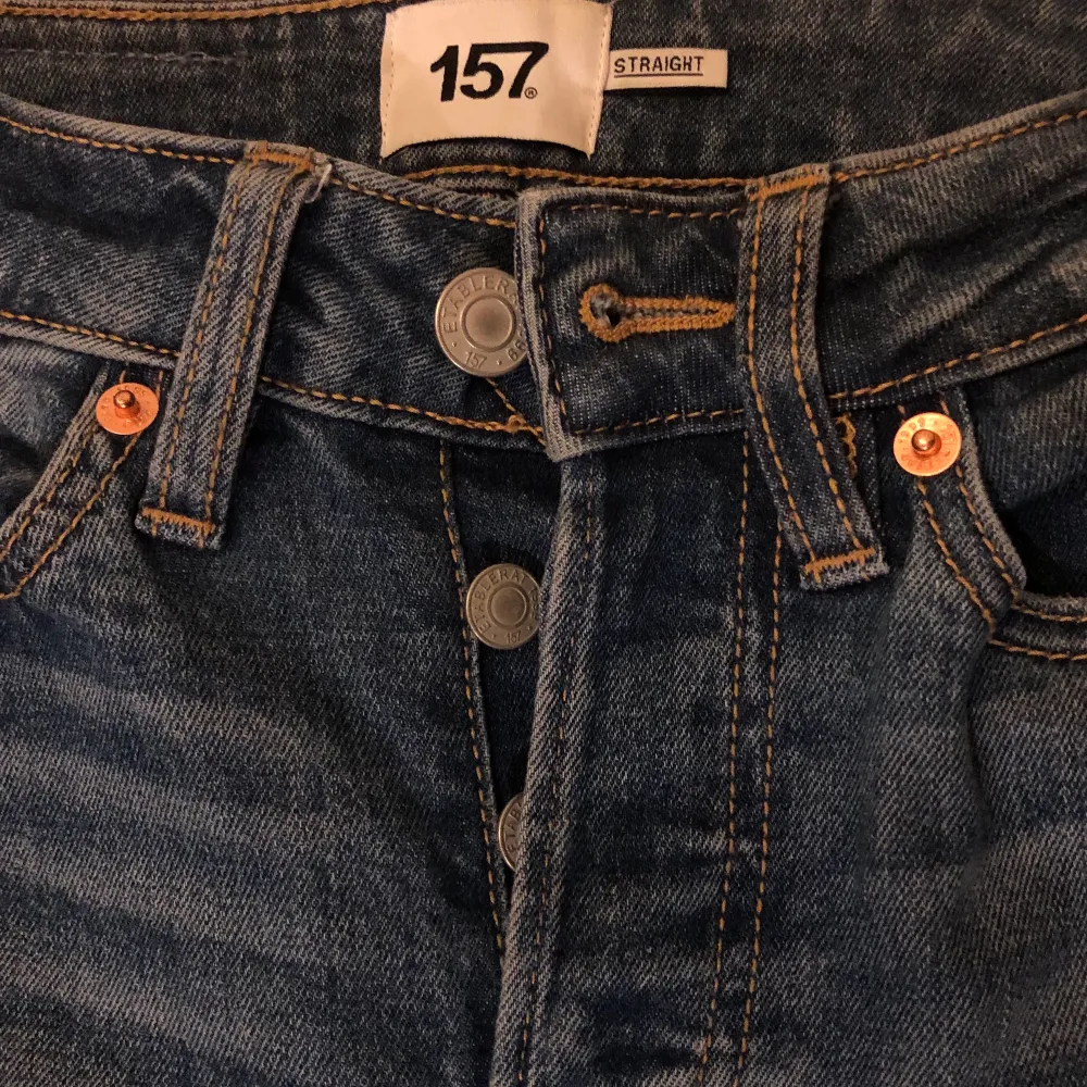 Jättesnygga jeans med hål vid knäna. Från Lager 157. Köpt drygt 1 är sedan för 300kr, säljer för 150 kr (frakten ingår ☺️). Inga defekter eller fel på plagget. Dm för bilder. . Jeans & Byxor.