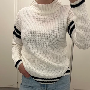 Stickad tröja  - En stickad tröja köpt på Lager 157 som aldrig kommit till användning. Skön och varm och lite längre baktill.