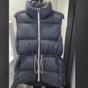 Väst  - Säljer min väst från stronger i stl S, använd 1 gång. Nypris: 1500kr Mitt pris: 400  Köparen står för frakten, kan mötas upp i Göteborg 