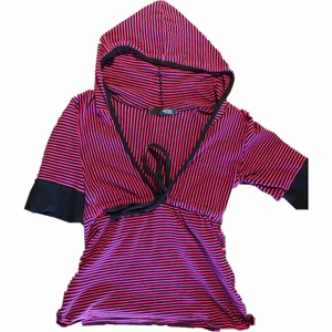 t shirt med luva  - DET ÄR EN T SHIRT OCH DEN HAR EN LUVA (😱😱!!!) Älskar den verkligen men den kommer inte till så myxket användning längre 💔💔